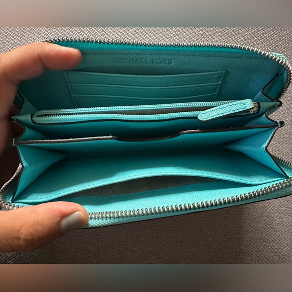 Micheal Kors Jet Set Wristlet - Picture 4 of 9